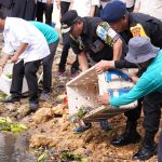 Persiapkan Ketahanan Pangan di Sulbar, Pj Bahtiar Bersama Kapolda Tebar Benih Kepiting di Mako Brimob