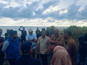 Warga-Desa-Lebani-Protes-Penggunaan-Jalan-Umum-oleh-Tambang-DPRD-Sulbar-Lakukan-Peninjauan-22-April-2025-2-1080x810-1