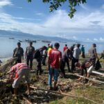 Bersama Masyarakat Lanal Mamuju Gelar Aksi Bersih, Ajak Masyarakat Cintai Lingkungan